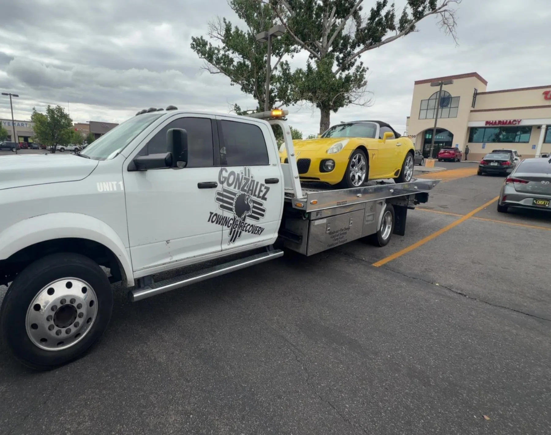 Gonzalez Towing & Recovery truck on a New Mexico service call